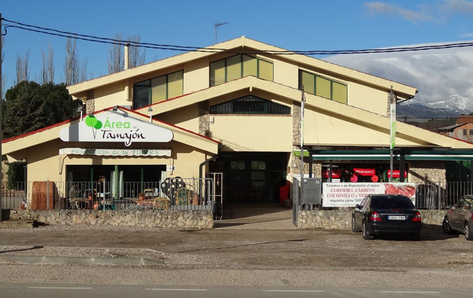 veredapuebla's tweet photo. Esta madrugada han robado en #Area Tamajón, desmantelando la tienda y el restaurante. Otra consecuencia más de la despoblación que sufre la Sierra Norte.  
 Desde aquí nuestro apoyo y nuestra reivindicación de mayor seguridad en la sierra. Animo y un abrazo https://t.co/dYPgLQxc97