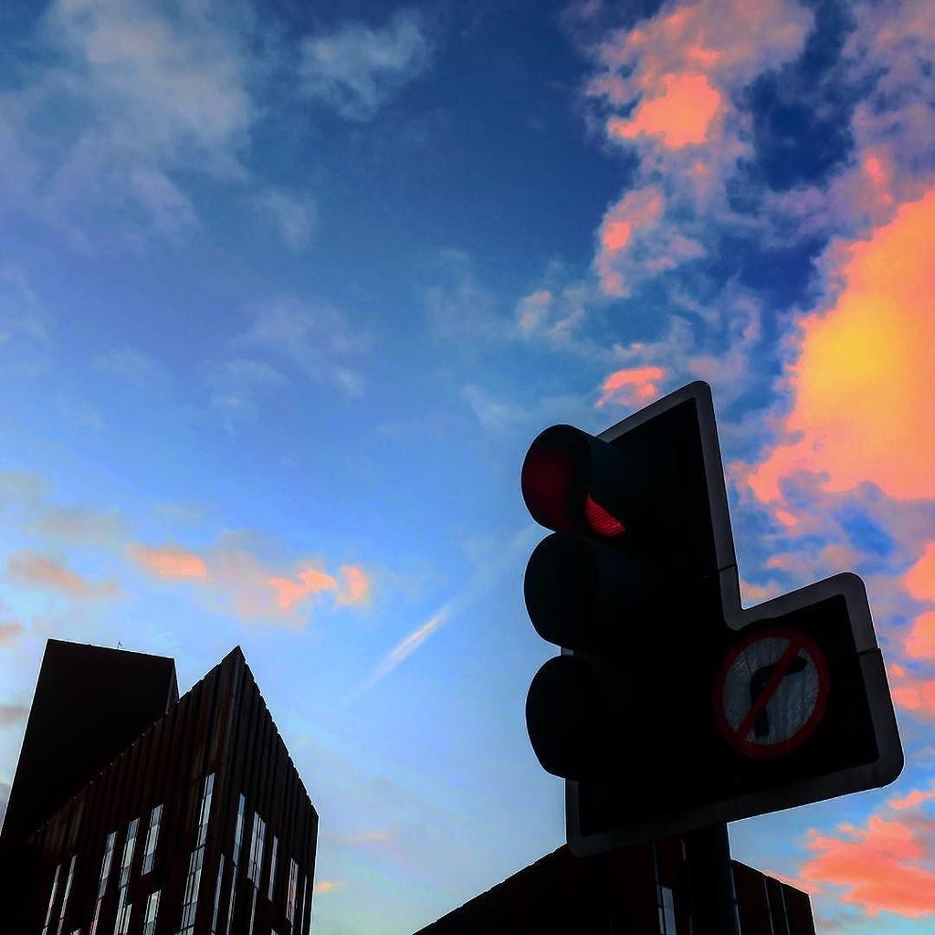 RadioAndrewE's tweet photo. Red light: Broadcasting Place, Leeds (4/12) #leeds #dawn #sunrise_and_sunsets_aroundworld #urbanphotography #broadcastingplace @leedsbeckett @bbcyorkshire @leeds_views @leedsinspired @igersleeds @igersyorkshire #cloudporn #cloudphotography #igersleeds #l… https://t.co/7kRWyE5Q3C https://t.co/Ub4dRGlHnv