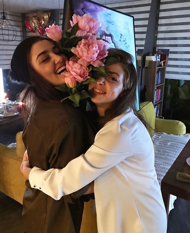 GamzeErcelDaily's tweet photo. Sisters 📚❤️ @gamzercel @HandeErcel https://t.co/rfz1F8JlZD