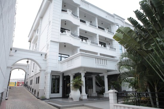 Claudenshim's tweet photo. #Burundi 
New Agena, Hotel Tulipe, Kangaroo Hotel day or night will make people feel #20thComesaSummit to be held in @MairieBujumbura 
@COMESA20th
@comesa_lusaka https://t.co/WqUuRtqWGy