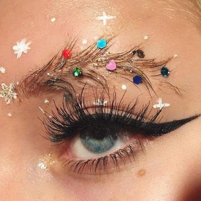 PostaMgzn's tweet photo. Makyaj çılgınlığı son sürat devam ediyor! İşte yeni güzellik trendi ‘yılbaşı ağacı kaşlar’ #ChristmasTreeBrows https://t.co/Dj51JOVApz https://t.co/2IJ4maUiWV