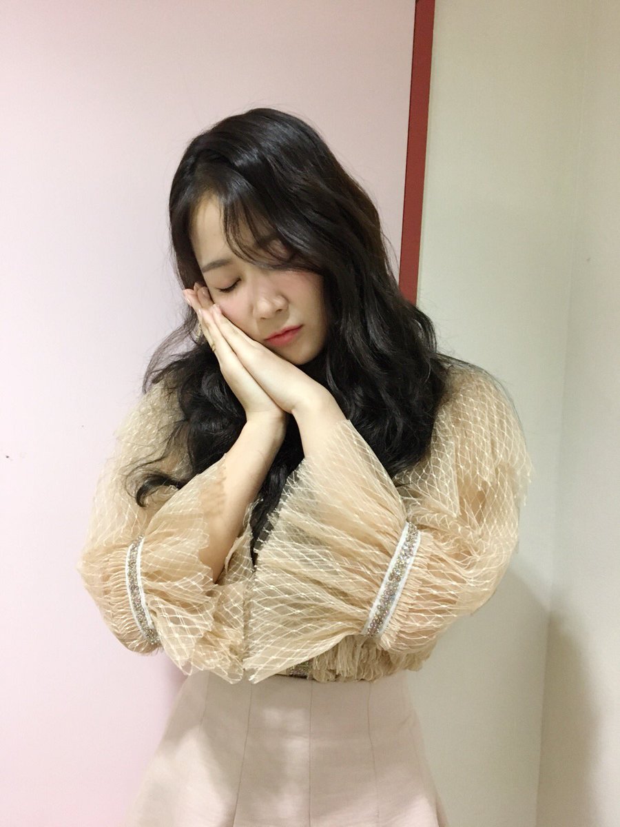 official_soyou's tweet image. [#SOYOU]
#SBS #인기가요 💘
#RE_BORN 활동 첫 주 완료 👍
오늘 준비한 따끈한 주먹밥 맛있게드셨나요?🍙 이른 새벽부터 열심히 응원해준 우리 팬 여러분 덕분에 오늘도 든든하게 무사히 무대를 마쳤어요!감사합니다👏
#기우는밤 #너에게배웠어