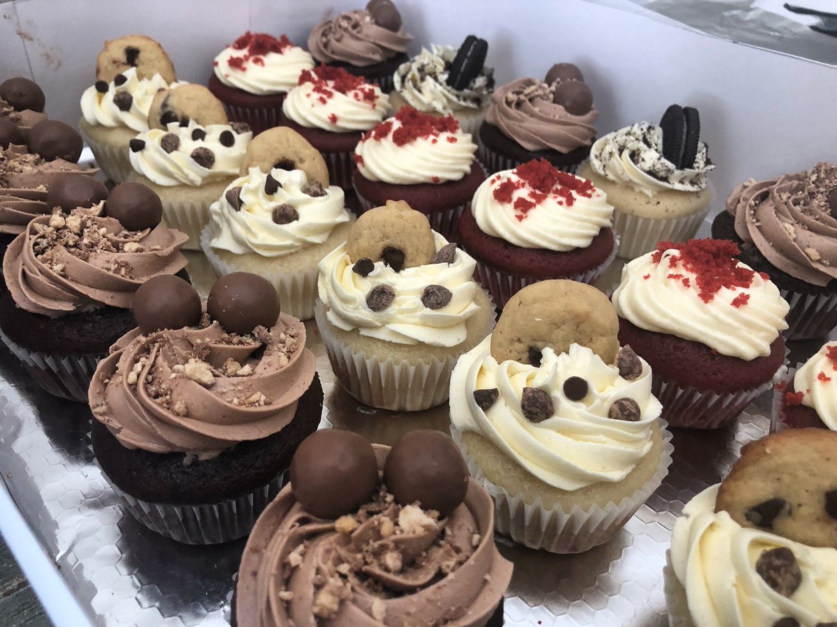 KJcupcakess's tweet photo. What a mix! Malteasers • Freshly bakes chocolate Chip cookies • Red Velvet with cream cheese • Oreos • Perfect for get-togethers 😁
#KJcupcakes #Assorted #HomemadeCupcakes #HomemadeBoxes #Gambia #Africa https://t.co/kMkVc4p5oV