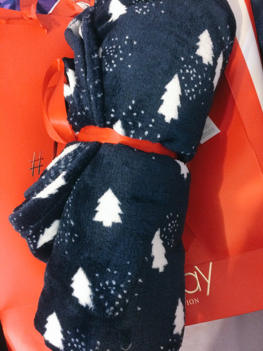 oceangem6's tweet photo. mamma mi ha comprato queste cosine pucciose natalizie gRAZIE MAMMA https://t.co/IozkvuYMmI