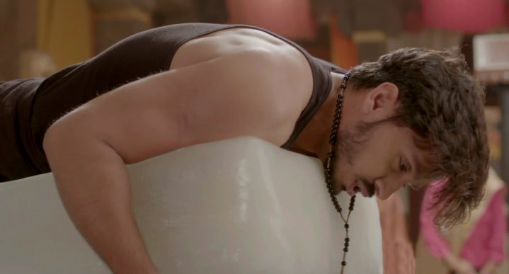 Prereeka_'s tweet photo. I vote #ParamSingh for Ghulaam #TVPersonality2017 @SabrasRadio @BizAsia @8paramsingh 

This scene😭😭😭 https://t.co/XtOc6yWty8