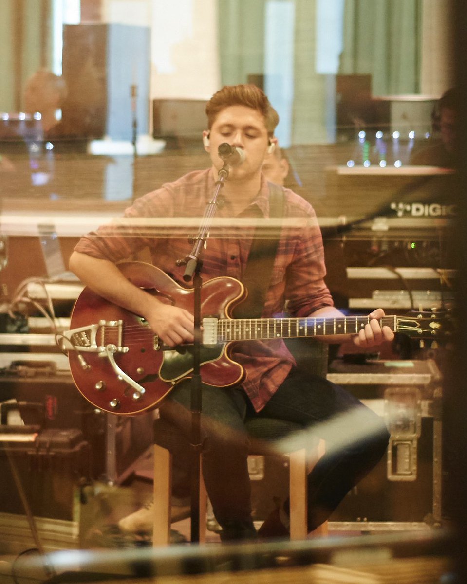 NJHNEWS's tweet photo. sonnymccartney: New shoot of niallhoran for @spotify singles session recorded at @rakstudios https://t.co/BJDm4Ps844