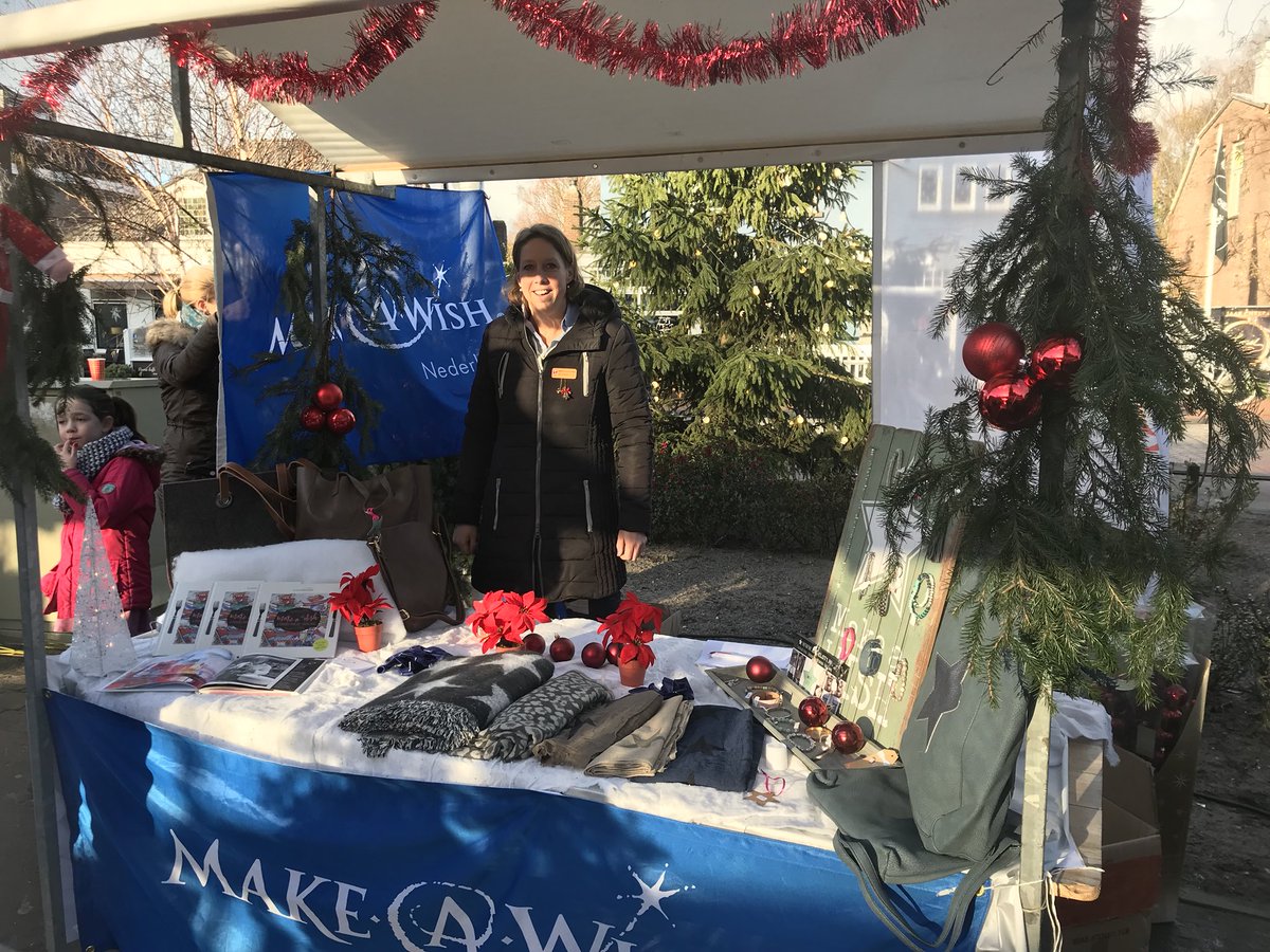 We staan klaar met mooie tassen, sjaals en sieraden. De opbrengst gaat naar Make-A-Wish. Op de kerstmarkt in Voorhout.
