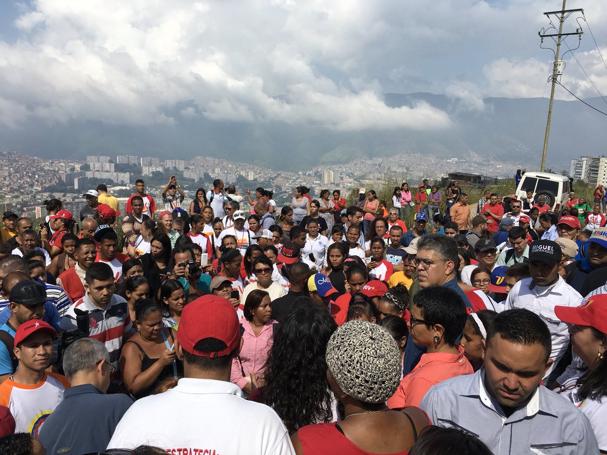 JauaMiranda's tweet photo. EL SOL DE LA VICTORIA. https://t.co/2yVbLNGPX9 La conciencia, la organización y la movilización del pueblo son la plataforma de la victoria de la paz en nuestra Patria. Hoy 17 de diciembre de 2017, decimos desde el alma ¡Viva Bolívar! Rumbo al 2030! https://t.co/HXLg2rmtSC