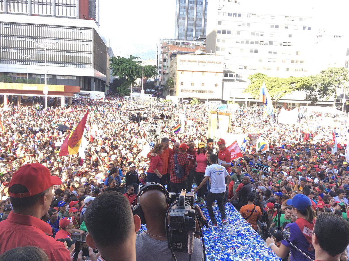 JauaMiranda's tweet photo. EL SOL DE LA VICTORIA. https://t.co/2yVbLNGPX9 La conciencia, la organización y la movilización del pueblo son la plataforma de la victoria de la paz en nuestra Patria. Hoy 17 de diciembre de 2017, decimos desde el alma ¡Viva Bolívar! Rumbo al 2030! https://t.co/HXLg2rmtSC