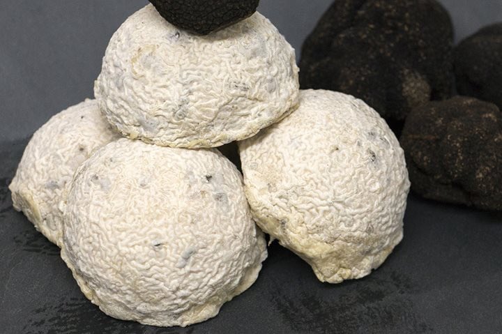 Taupinette a la #truffe! Le #fromage de #chevre festif 🥂merci #alainjousseaume ...#truffles #goatcheese #cheese #foodphotography #xmas #noel