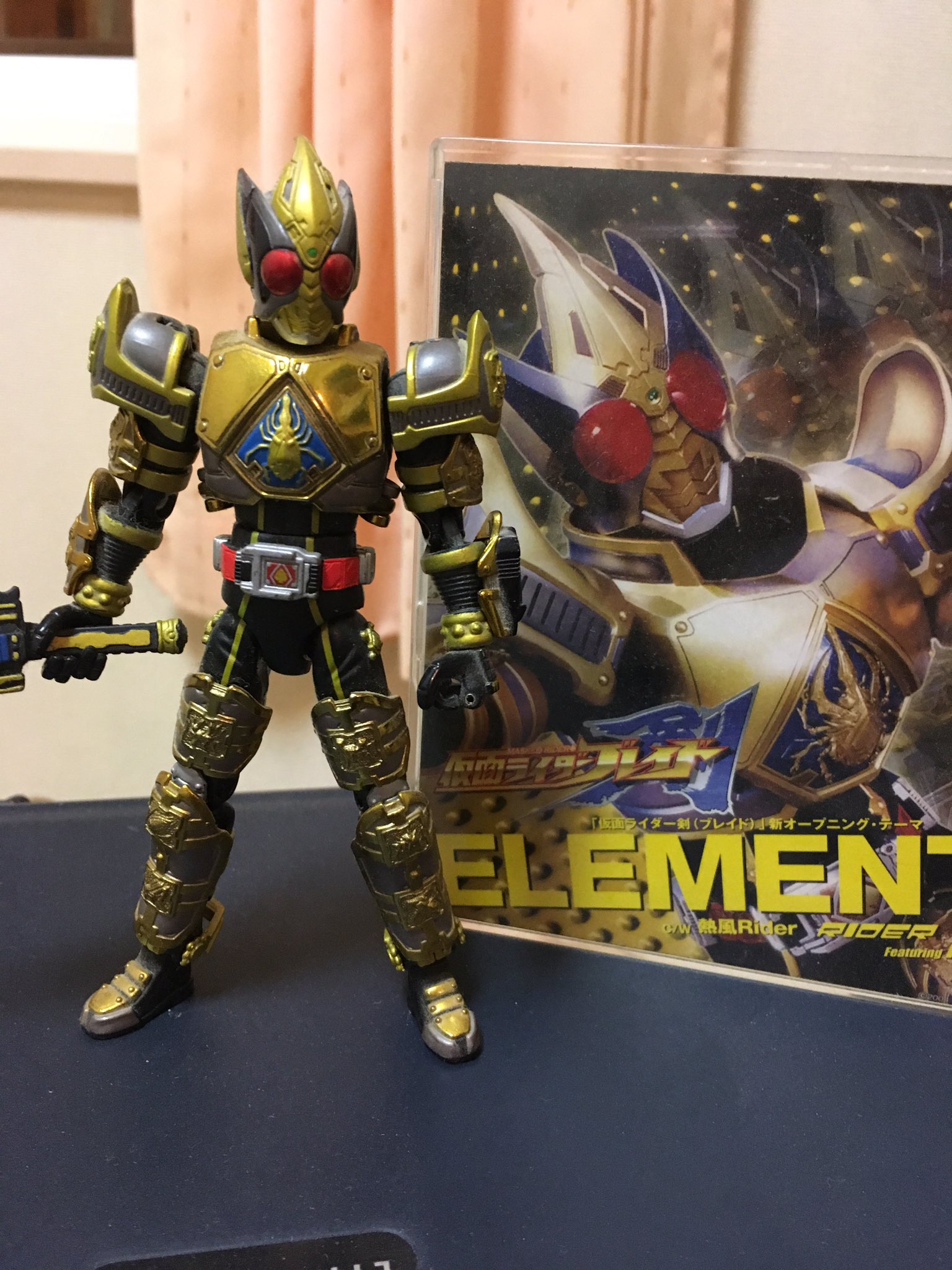 Uzivatel 男玩 小型バイクライダー Na Twitteru 実家にて発見 装着変身 仮面ライダーブレイド キングフォーム 10数年前のフィギュアだけどダイキャスト製の重量感がたまらん 可動域は流石に古く感じるけど今見ても良いものだ 0w0 ついでに剣のop曲も回収した