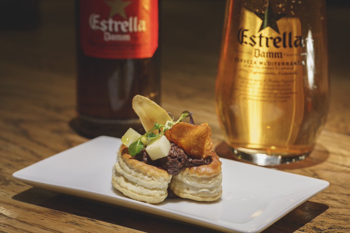 PlateaMAD's tweet photo. ¡Te van a sobrar motivos para brindar! Tapas y música en directo con @EstrellaDammEs en Platea #Madrid #PlanEstrella #DomingosEstrellaDamm https://t.co/SsGrMtY0YJ https://t.co/0MRkOWBrhe