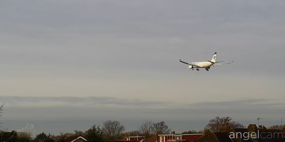 airlivenet's tweet photo. UPDATE It looks Air Canada #AC858 from Toronto is holding FL370 and still heading to London Heathrow so we may be able to watch it land on https://t.co/6jgc4tO4FR https://t.co/VWcZKaXGlQ