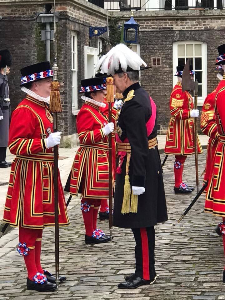 BillC373's tweet photo. Courtesy of Terry, a fellow Yeoman Warder, pictures of today's #Christmas #StateParade inspection by the General the Lord Houghton, Baron of Richmond, Constable @TowerOfLondon. https://t.co/PaWqhmTifj