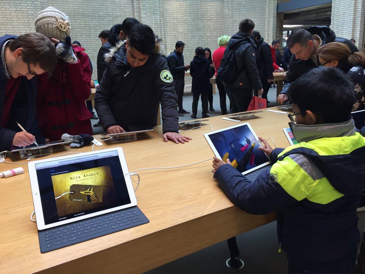 niceanubis's tweet image. Sneaky nice anubis at the apple shop in covent garden #niceanubis#reclaimed art#reclaim lighting