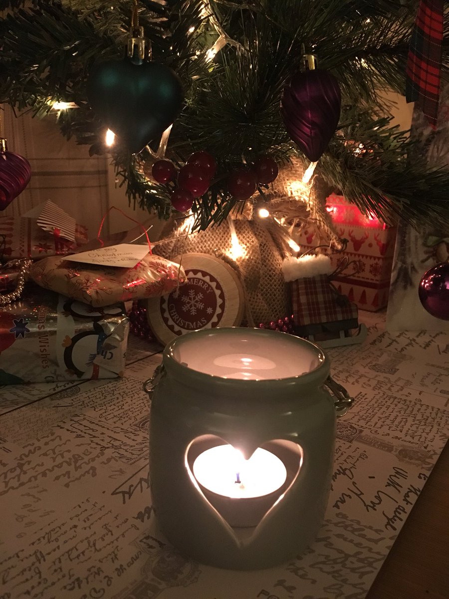 FirthofClydeCC's tweet photo. Good Sunday morning fellow Tweeters 😘 hope you’ve got wonderful festive plans today (last minute shopping?!) 🎄❄️ Today is a Xmas melt making day for me! #cinnamon #christmasgifts #happyholidays #ChristmasBreakIn5Words #christmas #sundaymorning #sunday https://t.co/kmksrdPHcN