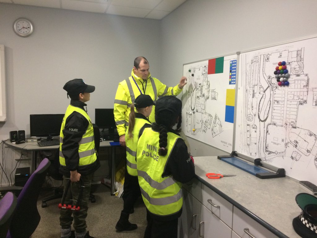 TVP_MiniPolice's tweet photo. A big thank you to @OracleReading security team for running a bike security event yesterday on a cold and dark December afternoon with the Katesgrove school Mini-Police. Insecure bikes were locked and their owners informed of the need for suitable locks! #policing https://t.co/zwRRk7rxFw