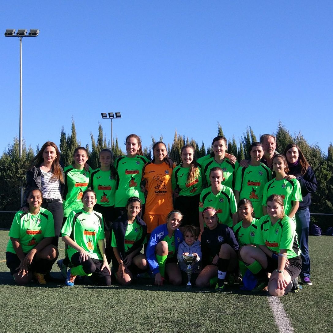 CfMareNostrum's tweet photo. Y cayó aquí!🏆Nuestras chicas inauguraron el I Torneo cf Mare Nostrum proclamándose campeonas del torneo.Trofeo q certifica la gran temporada q están haciendo y por la q van primeras en su liga.Enhorabuena a todas!👏Gracias a la @ufmanises y a @cffmaritim x aceptar la invitación https://t.co/WnvZaMwgGU