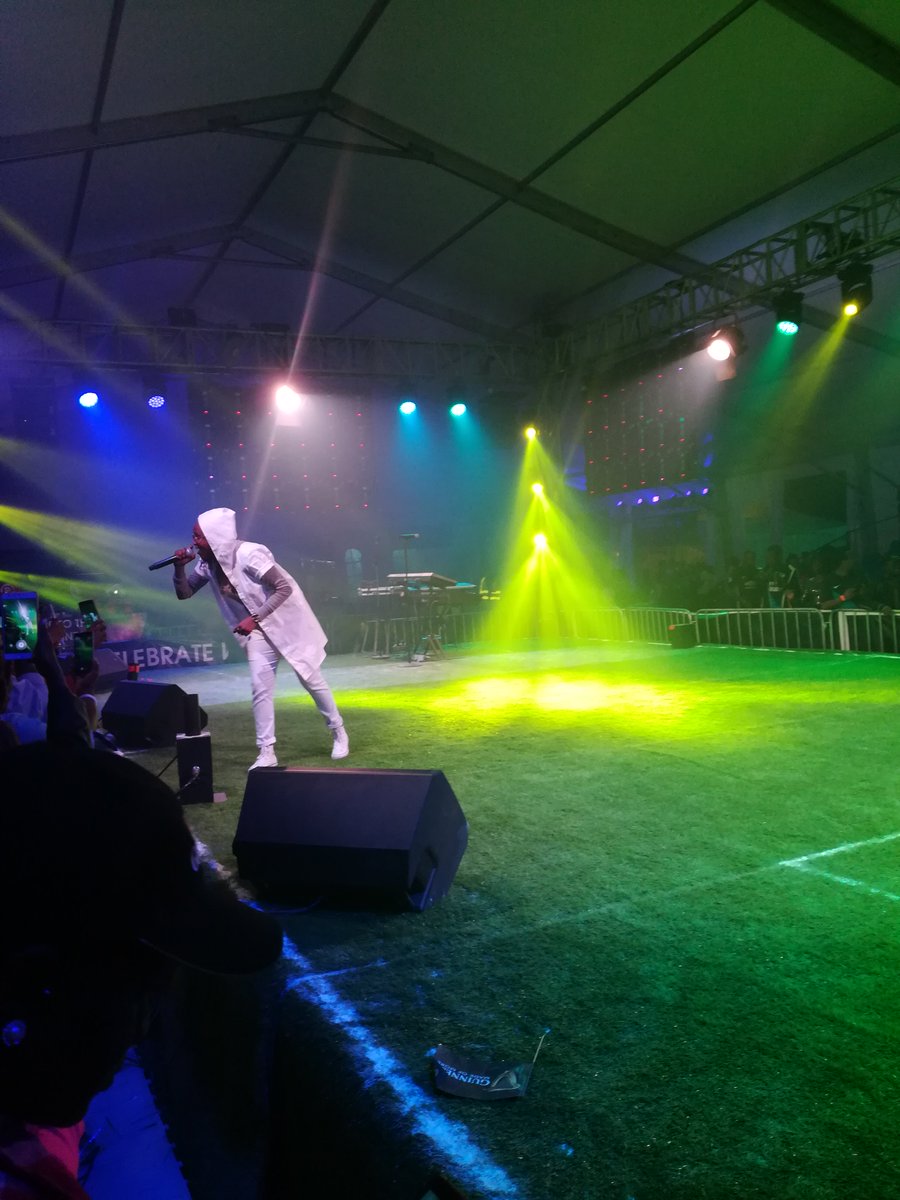 Kenn_Muturi's tweet photo. @Fena_menal was amazing. She is composed and does her thing with so much zeal, you gotta love her. I love her music....
#WeRunThings,ThingsDon'tRunWe
#GuinessFrontRowFan
#ThierryHenryinKenya https://t.co/QZSEsK9DTT