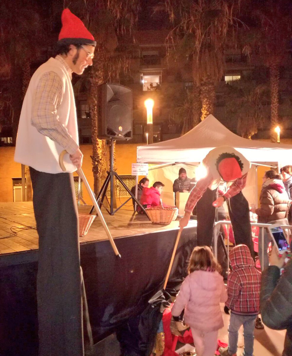 eventiart's tweet photo. Els #pastorets en #xanques animant una gran cagada del Tió a #Barcelona #eventiart #eventiartperformingarts https://t.co/i6PKJHYc4d