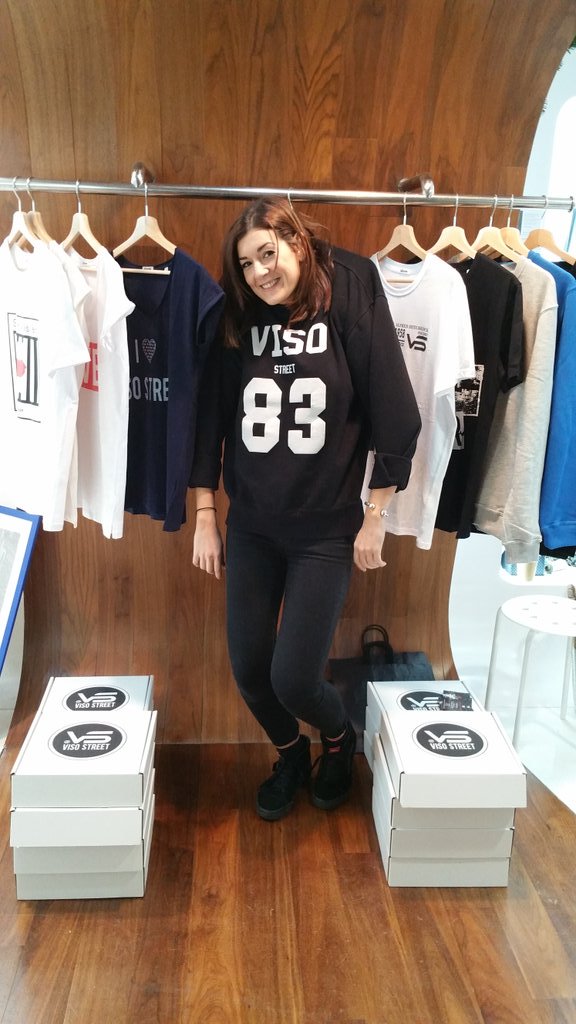 VisoStreet's tweet photo. Hoy salimos de las RRSS, para  poner un stand en el mercado Christmas Lab (Juana de Vega,9)
¡¡¡No me dejéis colgada!!! 😎 https://t.co/OXORhkzShR
