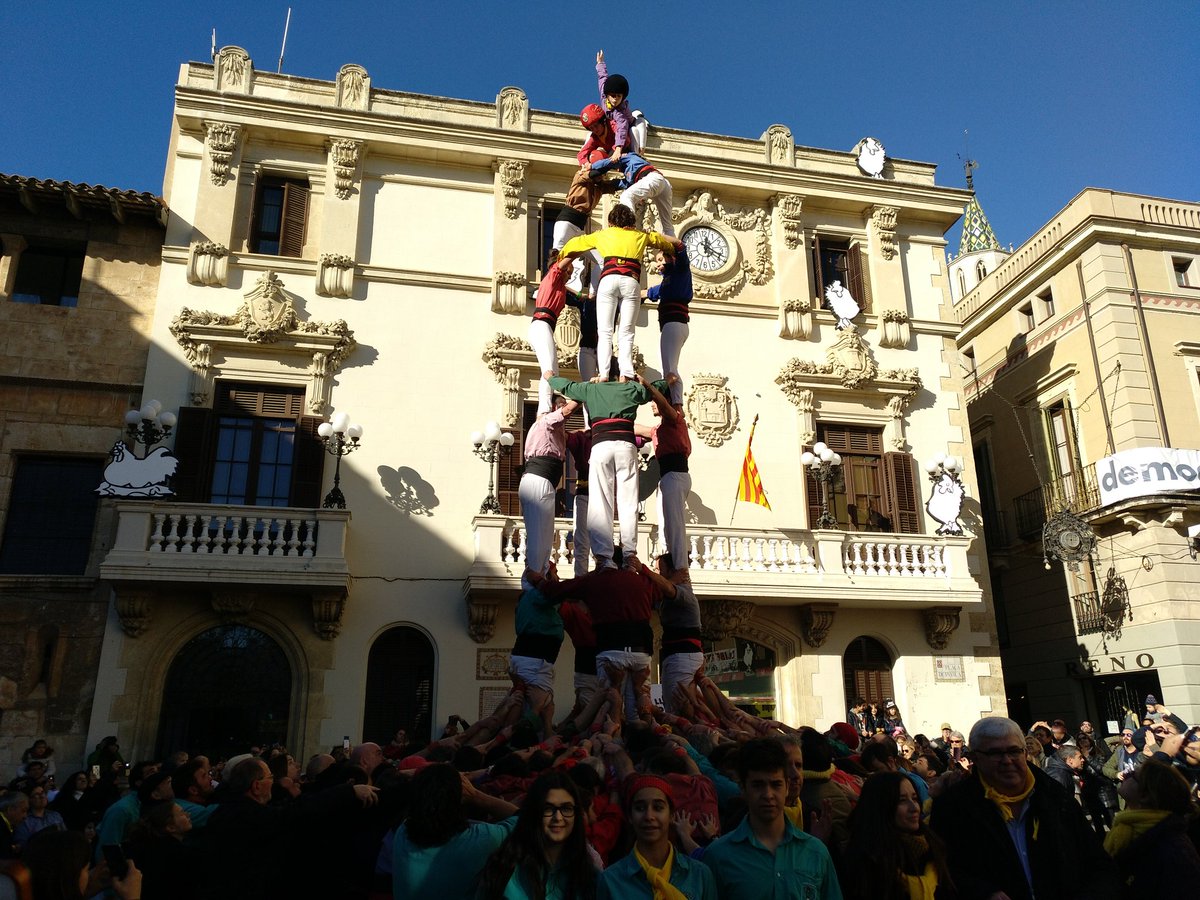 Verds's tweet photo. Aquest és el 4d7 conjunt que més de 200 castellers de tot Catalunya hem fet per reclamar democràcia i la #LlibertatPresosPolítics!
#castellers https://t.co/coZSODvfXp