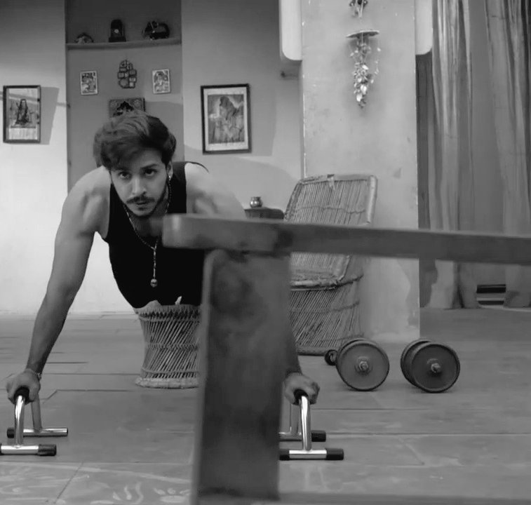 amirthalakshmi3's tweet photo. I Vote #ParamSingh for Ghulaam #TVPersonality2017 @SabrasRadio @BizAsia @RajBaddhan @8paramsingh 

Heroooooooo🔥🔥 https://t.co/XhvcDSOIDj