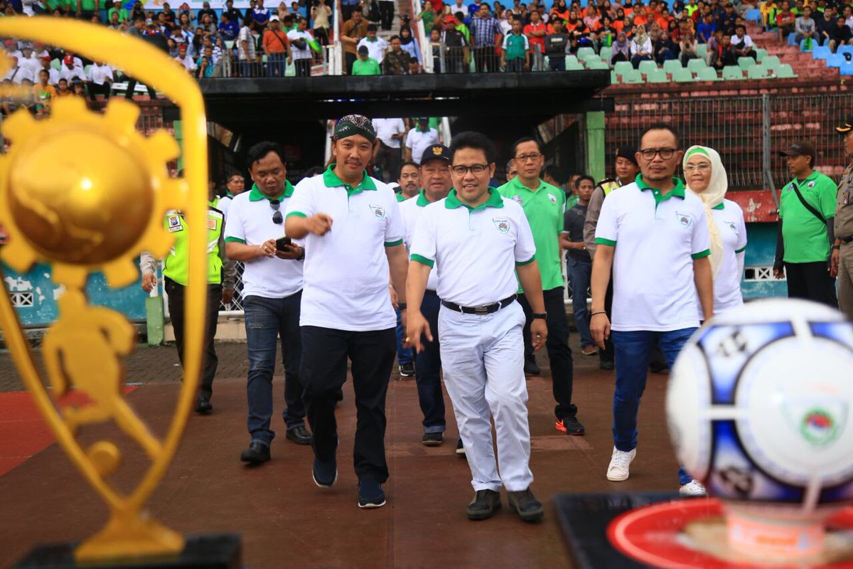hanifdhakiri's tweet photo. Kick Off Liga Pekerja Indonesia (LPI) brsm Inisiator LPI @cakimiNOW &amp; Menpora @imam_nahrawi di Sidoarjo, Jawa Timur. 

LPI diharapkan jd sarana peningkatan kualitas hub industrial yg produktif, sekaligus ajang pembibitan pemain sepakbola profesional dr kalangan pekerja. https://t.co/gXQFH27hmv