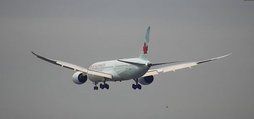 airlivenet's tweet photo. UPDATE EMERGENCY Air Canada #AC858 from Toronto landed runway 27R at London Heathrow - reason still unknown. Live: https://t.co/6jgc4tO4FR https://t.co/cRe8fdn6VW