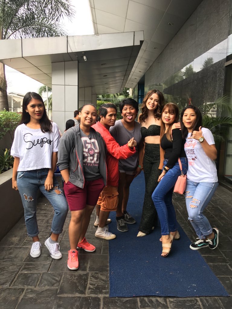 Queen_Valeen's tweet photo. Thank You @Valeentawak sa pagbuo ng 2017 namin #ValeeNation β€οΈ We LAVyu https://t.co/fedUY8B4Dw