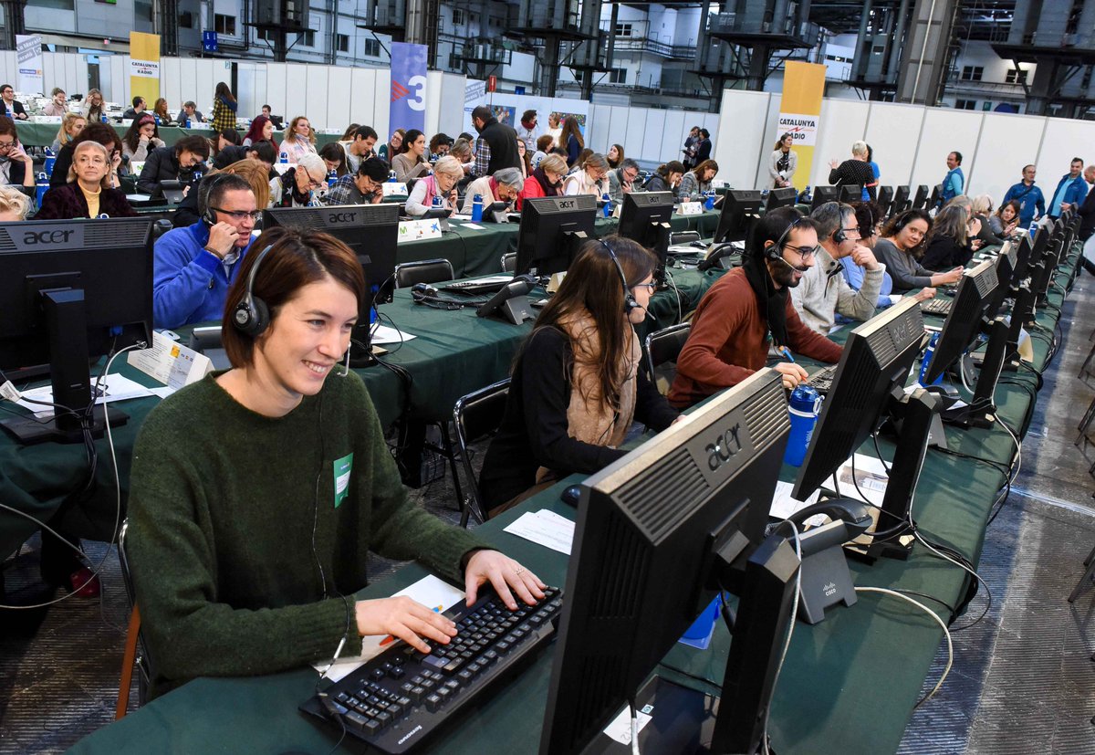 FundlaCaixa's tweet image. La investigación puede cambiar la historia. 624 #VoluntarioslaCaixa participan hoy en #LaMaratóTV3 atendiendo llamadas. @la_marato