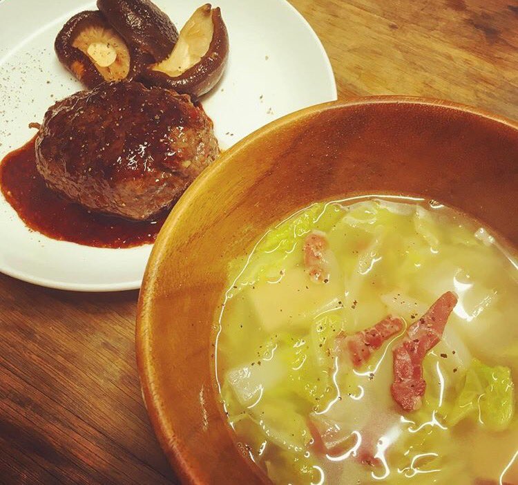 0Fanfare's tweet photo. 久々に自分でごはん作ってみました😋
ハンバーグと生ハムと白菜のスープ✨

私的には結構上出来💕💕
もっと料理上手くなりたいな😂

これからは少し料理する機会を
増やして行こう😁 https://t.co/LAWJDBF0MD
