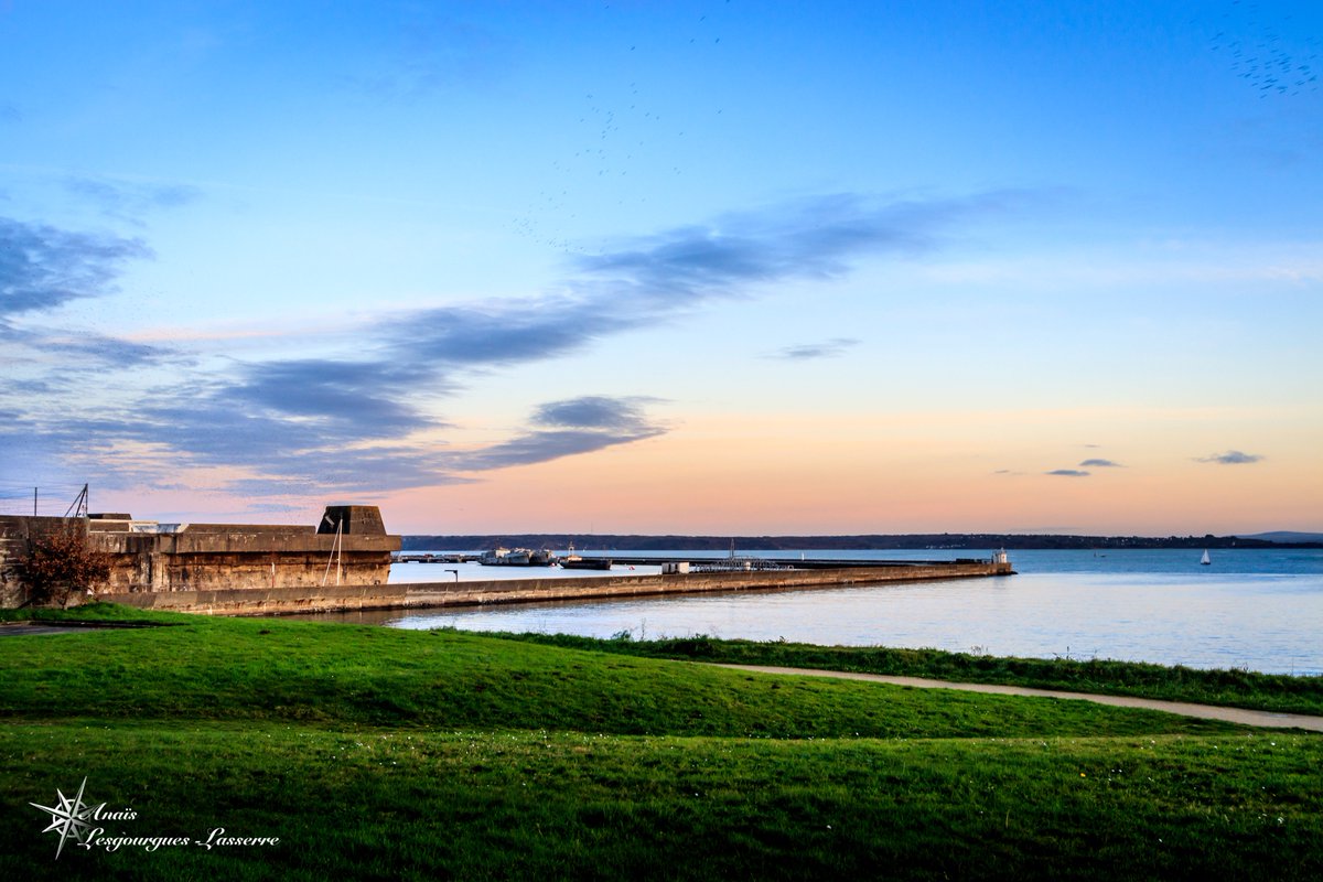 AnaisLesgLass's tweet photo. Dernières lueurs du soleil sur #lArsenal de #Brest.
#sunset #Bretagne #BZH #Photography #Landscape #Mer https://t.co/TzvlGagZm7