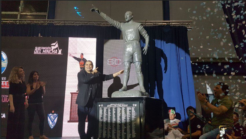 DaRosaRuben's tweet photo. La imponente estatua de Jose Luis Chilavert en Vélez, merecido, felicidades Chila !@JoseLChilavert_ https://t.co/A5OA1SrmYb