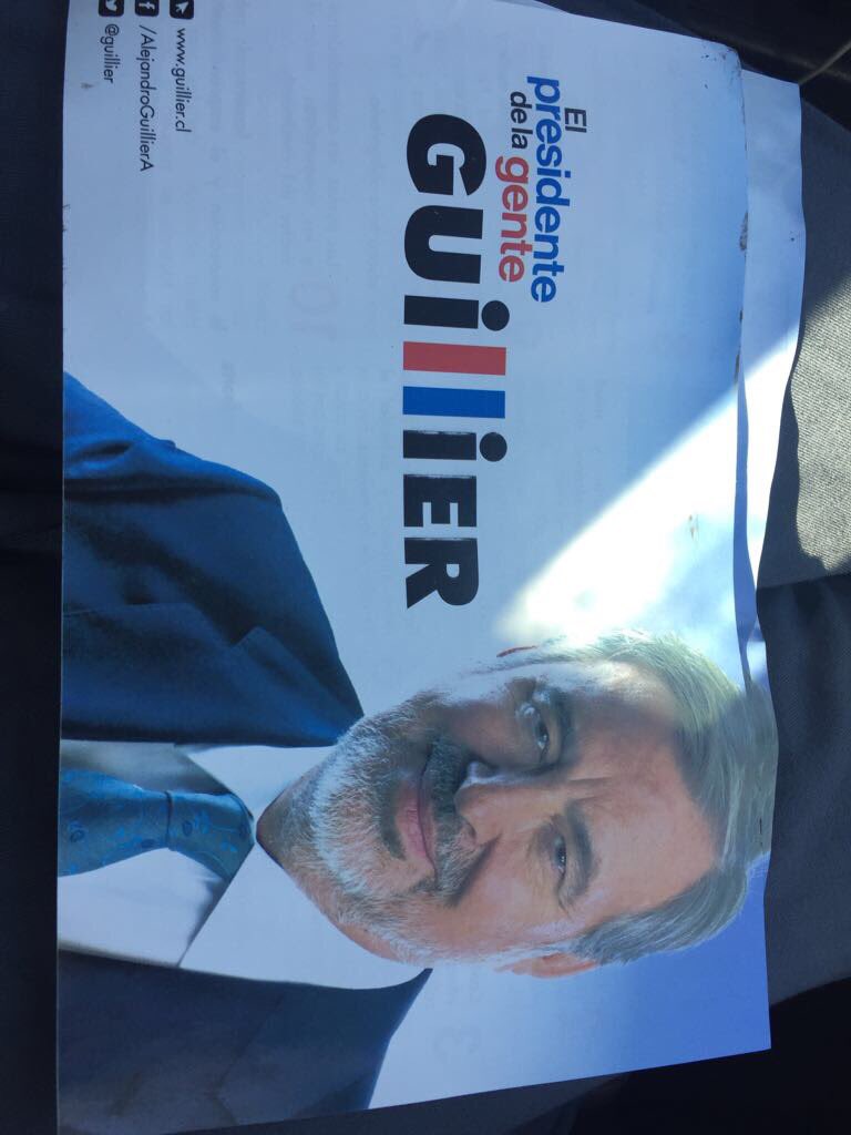miguel_floresv's tweet photo. Partieron la malas prácticas volantes de Guillier frente a Local de Votación en Huechuraba!! https://t.co/MBo0h3EmIF