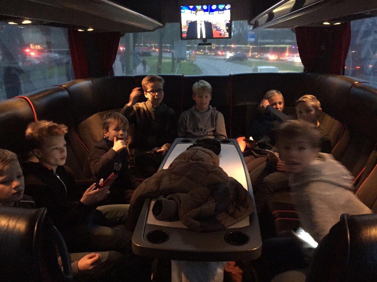 JO12-1 van <a href="/devdoorn/">devdoorn</a> bedankt <a href="/fcutrecht/">FC Utrecht</a> voor de leuke terugreis. Na een teleurstellende 1-1 tegen Heracles was dit het hoogtepunt van de middag.