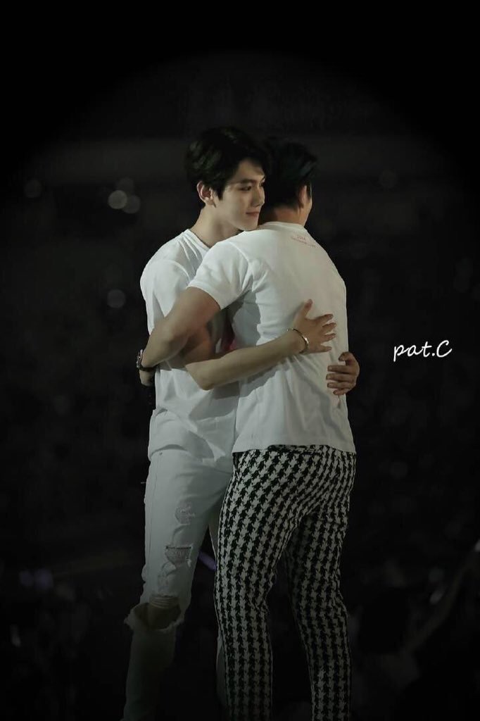 baekftmen's tweet photo. [clutches heart] https://t.co/bPxJ2268JB