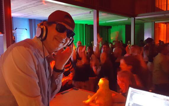 RobertRossmann's tweet photo. Dobrindt als "DJ Mauti" - dieses Bild geht mir heute einfach nicht mehr aus dem Kopf... :-)
https://t.co/uZa2ZcGrHp https://t.co/UCWGPUQjyt