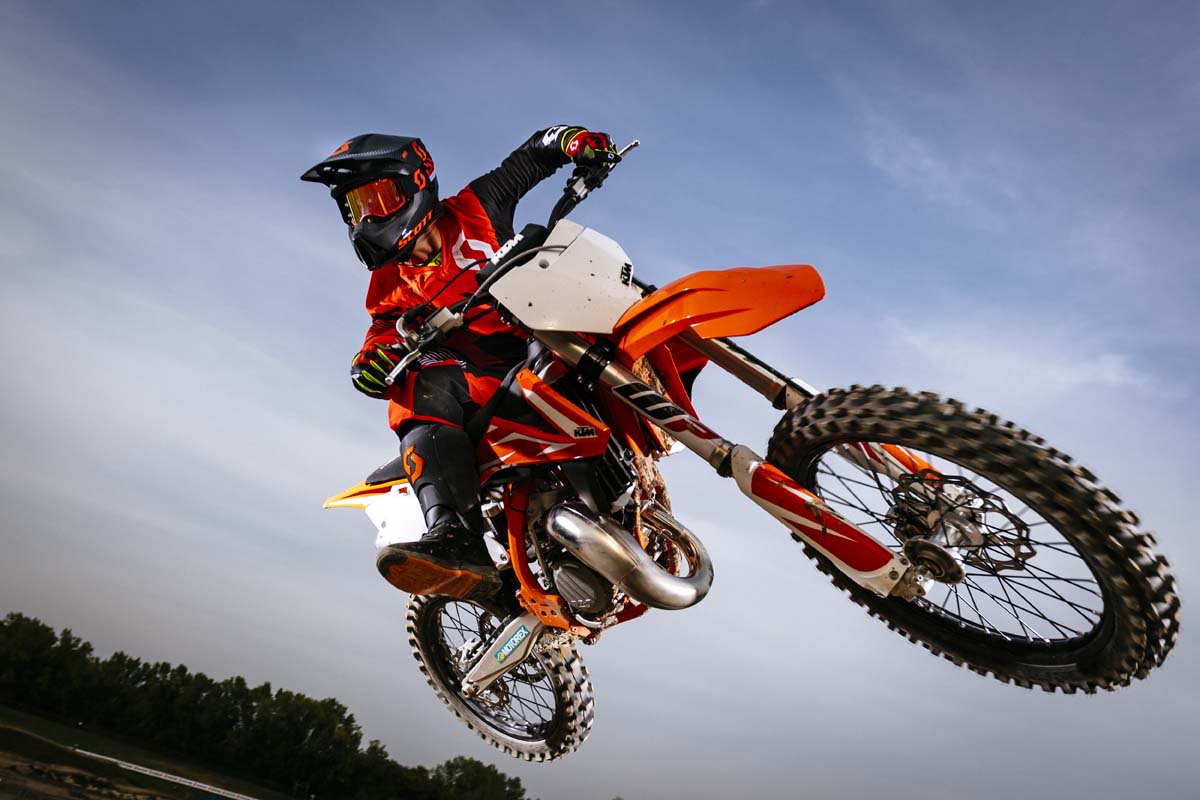 scottmotosports's tweet photo. Lightweight and breathable, the SCOTT 350 Dirt gear will keep you cool on the bike so that you can just focus on ripping at the track.
#SCOTTmoto https://t.co/Yd3XG9lSWi
