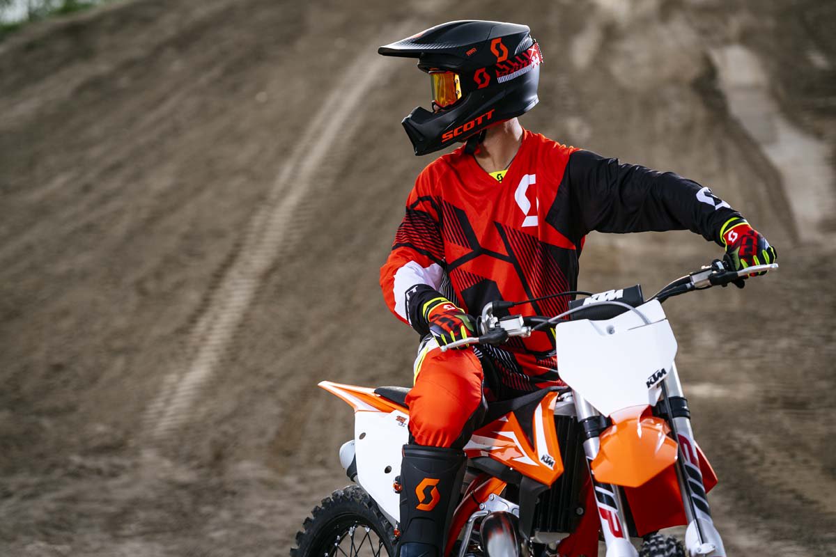 Lightweight and breathable, the SCOTT 350 Dirt gear will keep you cool on the bike so that you can just focus on ripping at the track.
#SCOTTmoto