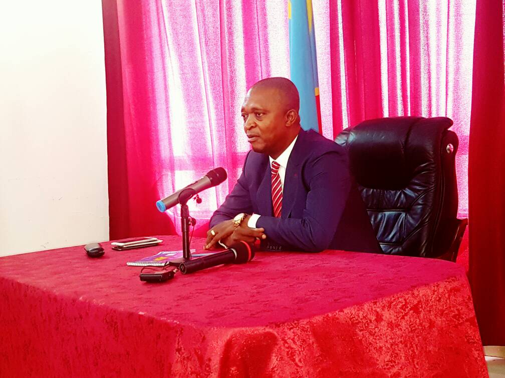 MinistereSec's tweet photo. LE VPM RAMAZANI PREPARE@ LA CONFÉRENCE DES GOUVERNEURS A GOMA. https://t.co/F0LFRjQDgA