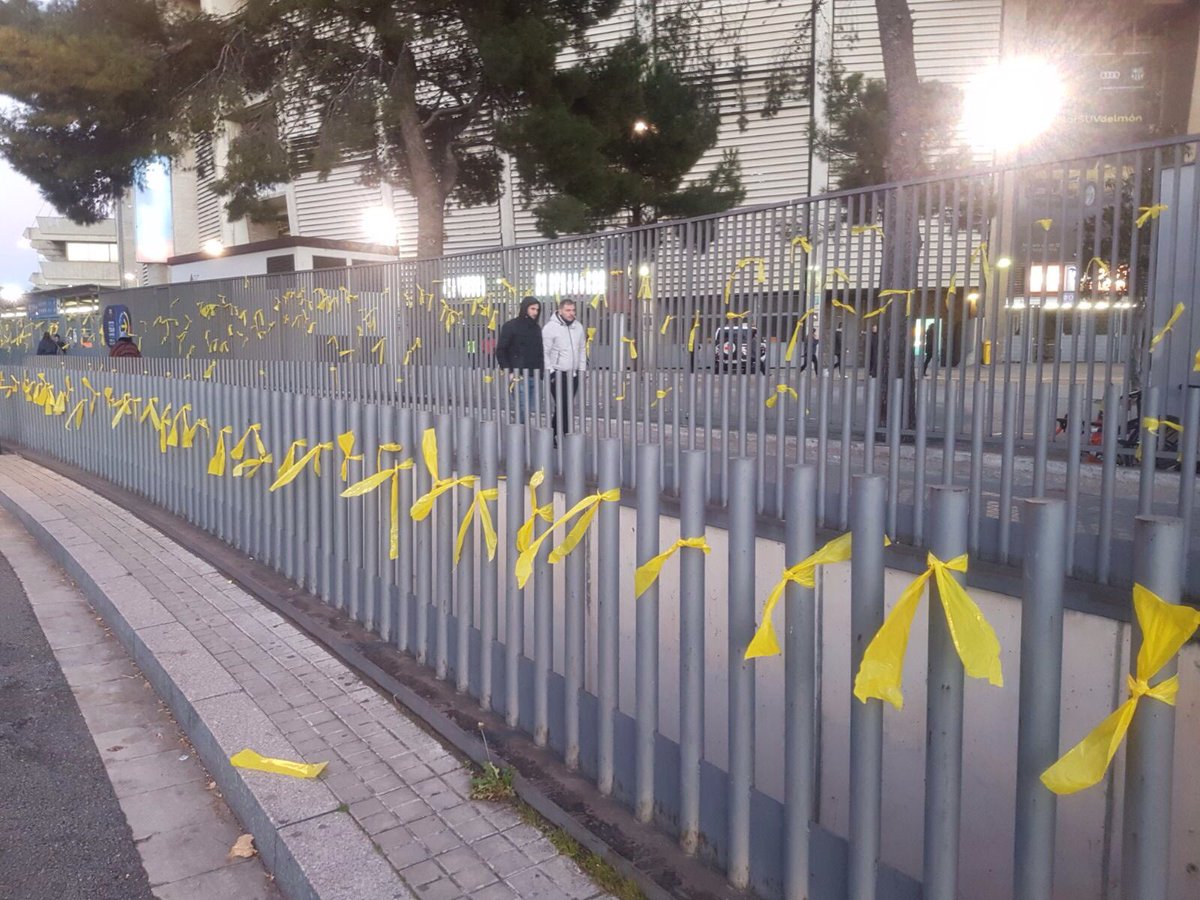 Des de CDR Barça hem omplert l'exterior de l'estadi amb milers de llaços grocs. #llibertat #LliberatPresosPolitics
