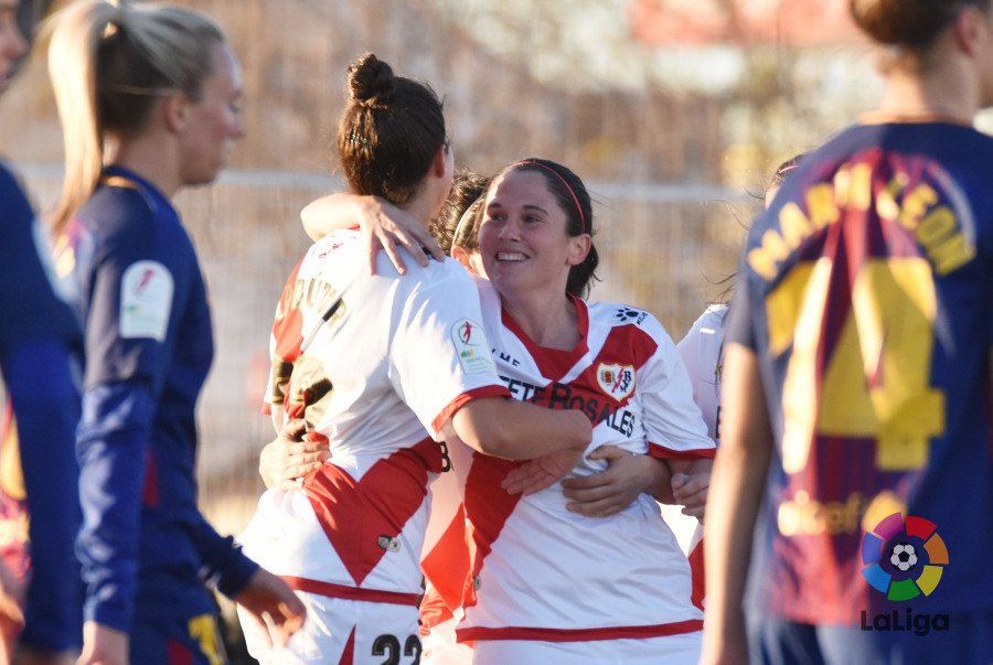 HighforHours_'s tweet photo. Cabeza alta chicas, habéis jugado muy bien, estoy muy orgulloso de todas vosotras. Ahora a descansar y el 7 de enero a por el Madrid. 😊 💪⚽🏆👏 @paula_andu7 @Marta20Perarnau @AnitaBlanco6 @ali_gomez22 @RayoFemenino @LigaIberdrola #RayoFCB #VamosRayo ⚡⚡⚡ https://t.co/KWrD3xRq6j