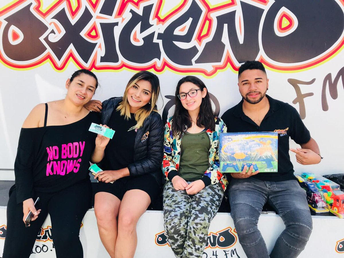 los40_co's tweet photo. Seguimos en el #RecambioOxígeno 🔥 en San Andresito de la 38 🎉 ¡Dona tu regalo nuevo 🎁 y cámbialo por boletas 🎫 para la #FarraDelAño 💥! @faymartinez2 ❤️ @yofuisebas 🎈 https://t.co/oRbf9LnxFJ