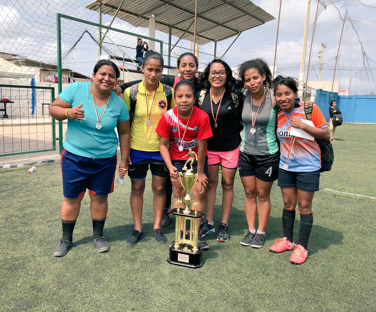 leisla_ag10's tweet photo. El fútbol es un estilo de vida, es apoyo, es libertad.. Apoyando a las chicas del barrio en la copa #SSpt #ViceCampeonas #Salinas #SantaElena #Futbol ⚽️ #FutFem https://t.co/1W4WGmwkIU