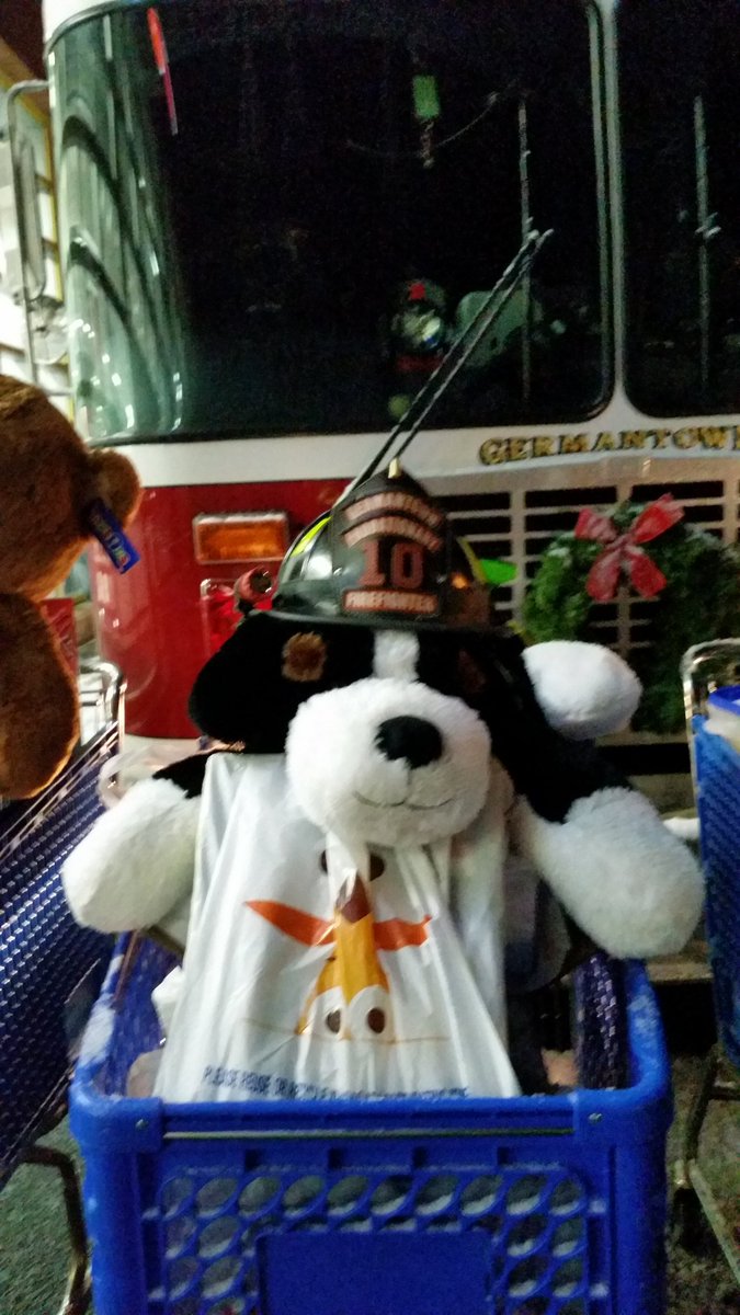 JenJen554V's tweet photo. This past Friday nights Toy collection for #FamilyAndChildrensAid our #StuffATruck for 2017 continues to be successful. Operation #HelpUsSaveChristmas is going strong. #DVFD #givingbacktothecommunity # Volunteer #GivingTimeCanBeTheHardest https://t.co/QdFkWlFAAO