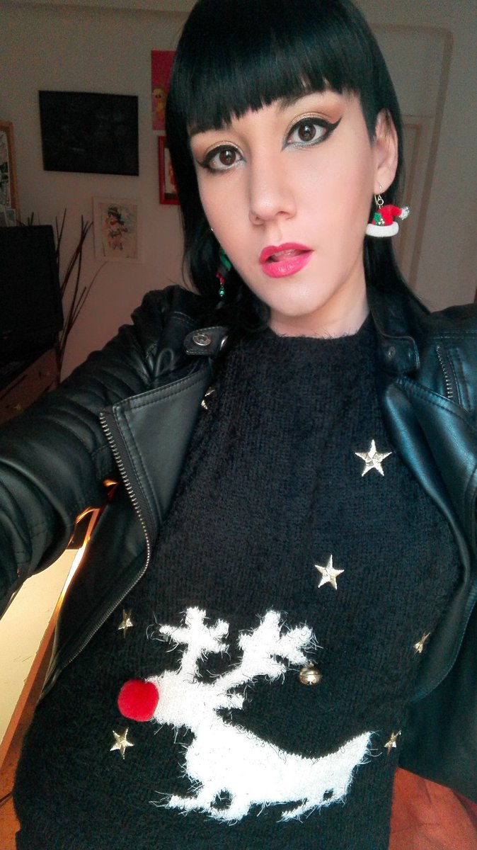 VegaNya's tweet photo. En #navidad se me sube la #wapía ! #maquillaje de #NYX #eyerline #feltipliner blanco #counturing #contour #palette y labios #mattecoral #makeup #COSMETICS #christmas #punkgirl #beauty
#bluedarkhair #veganya https://t.co/x2GXNhOL24
