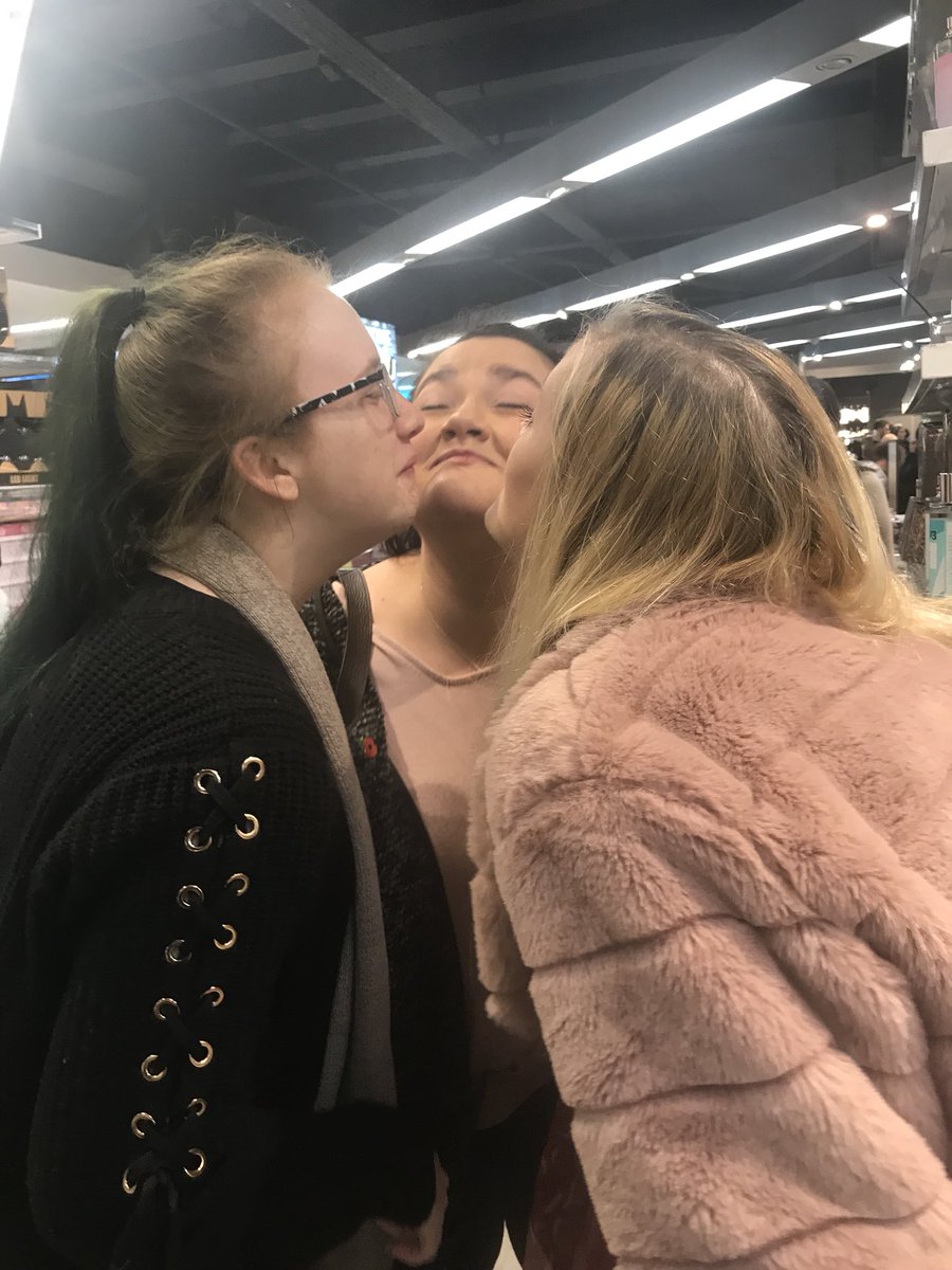 burnsjeanie's tweet photo. Love my 3 girls to bits #1myown #2adopted ❤️❤️❤️ https://t.co/AICz6hNGnb