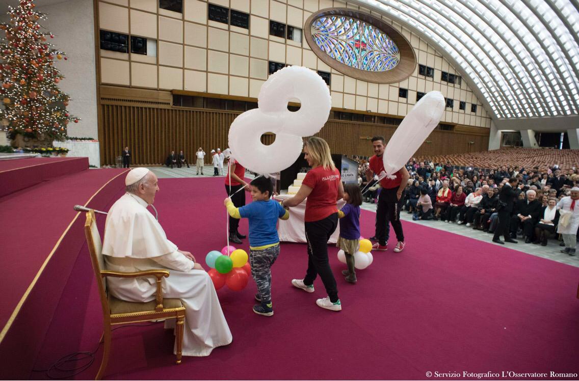 eliseannallen's tweet photo. Happy birthday @Pontifex! Today #PopeFrancis celebrated turning 81 with pizza napoletana &amp; a cake baked by local ice cream shop &amp; decorated by Roman street artist Maupal 📸 @oss_romano https://t.co/3uBTnCK9dm