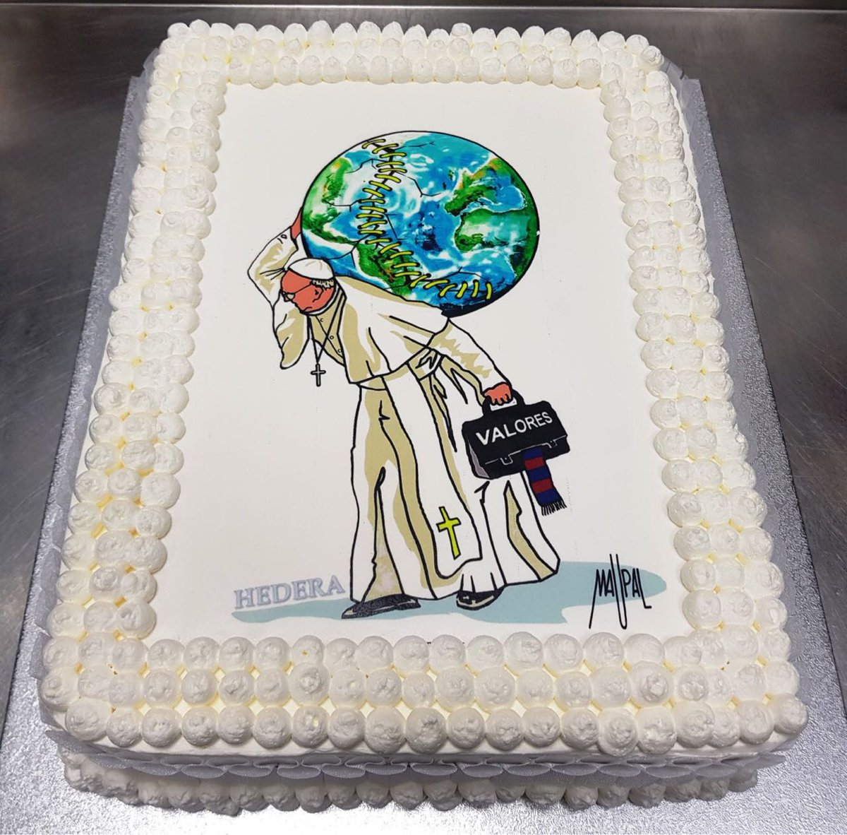 eliseannallen's tweet photo. Happy birthday @Pontifex! Today #PopeFrancis celebrated turning 81 with pizza napoletana &amp; a cake baked by local ice cream shop &amp; decorated by Roman street artist Maupal 📸 @oss_romano https://t.co/3uBTnCK9dm
